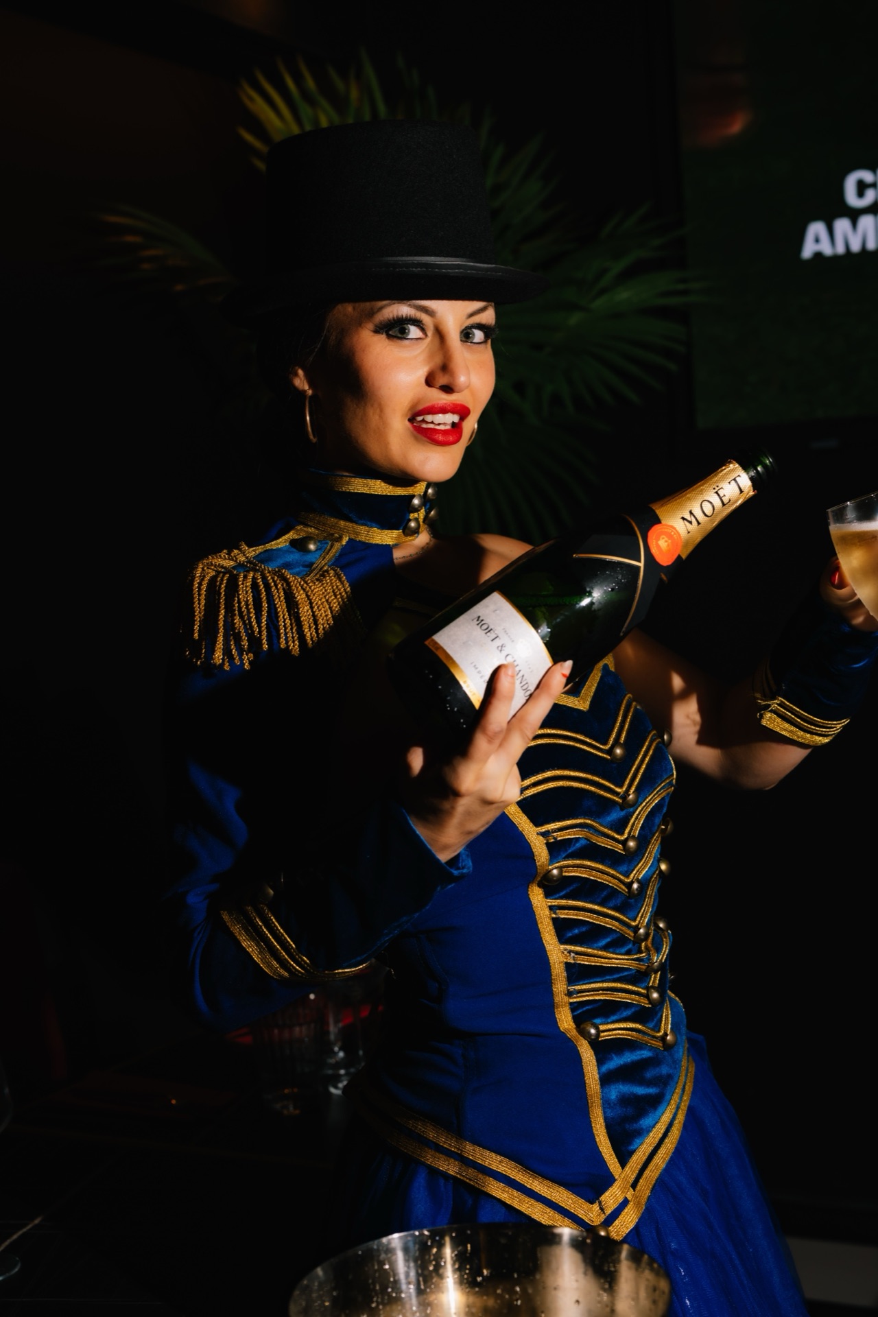 Service champagne en costume cabaret