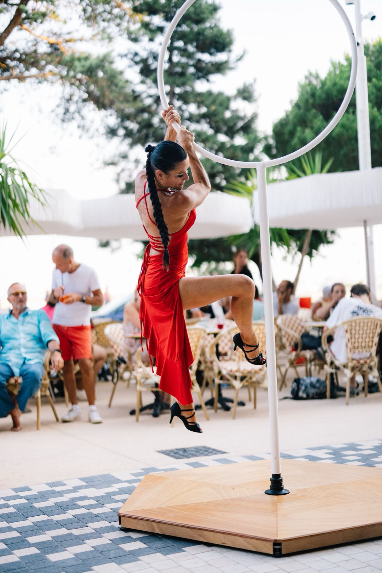 Acrobate au cerceau aérien sur la terrasse