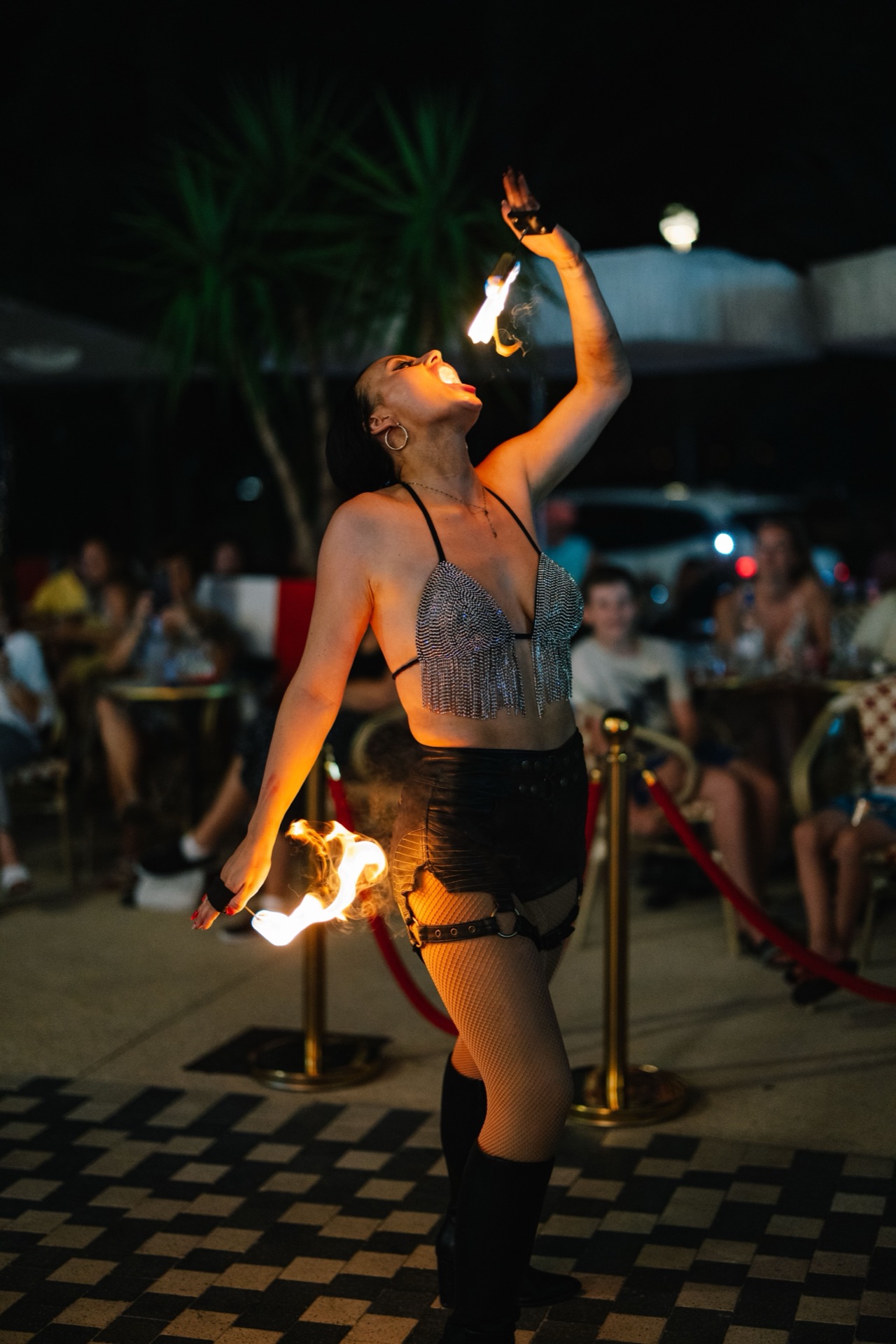 Cracheuse de feu en terrasse front de mer