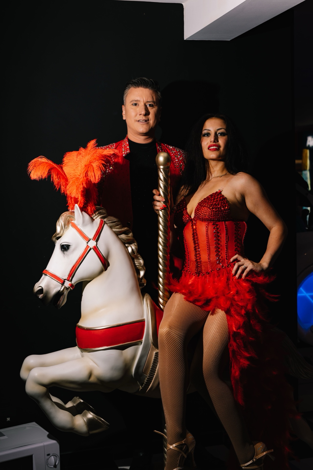 Duo artistes CIRCUS avec cheval de carrousel