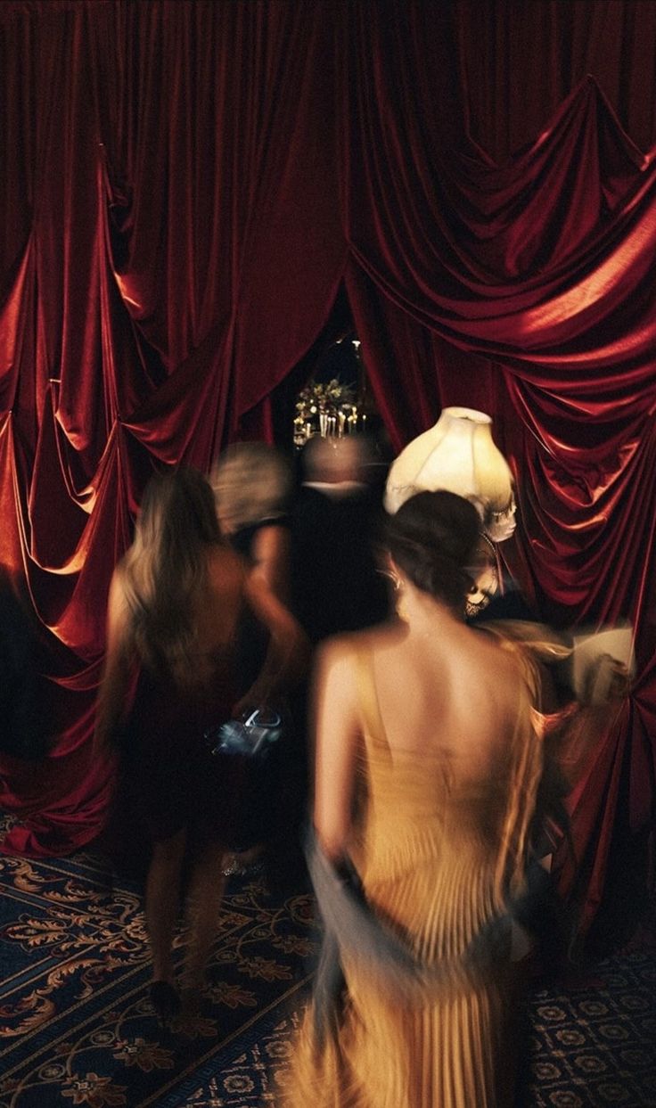 Ambiance velours rouge cabaret CIRCUS Royan