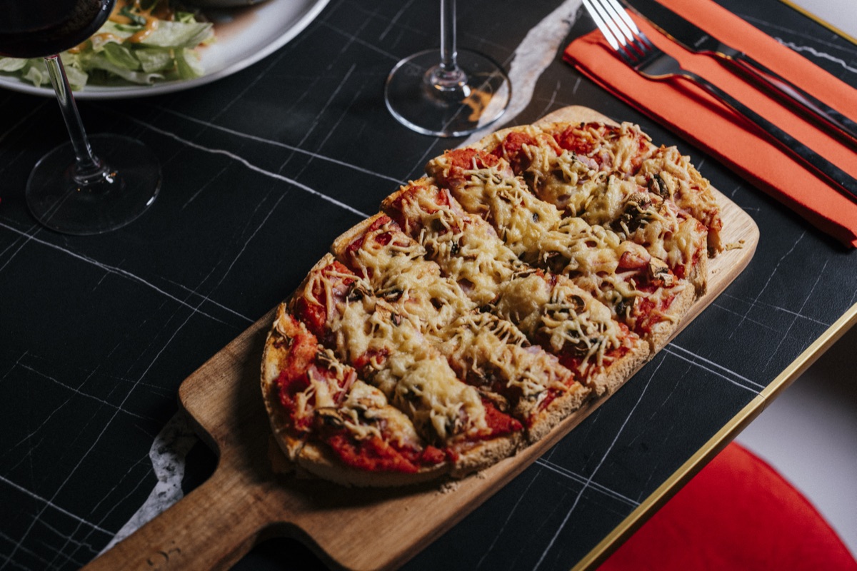 Pizza artisanale sur planche en bois