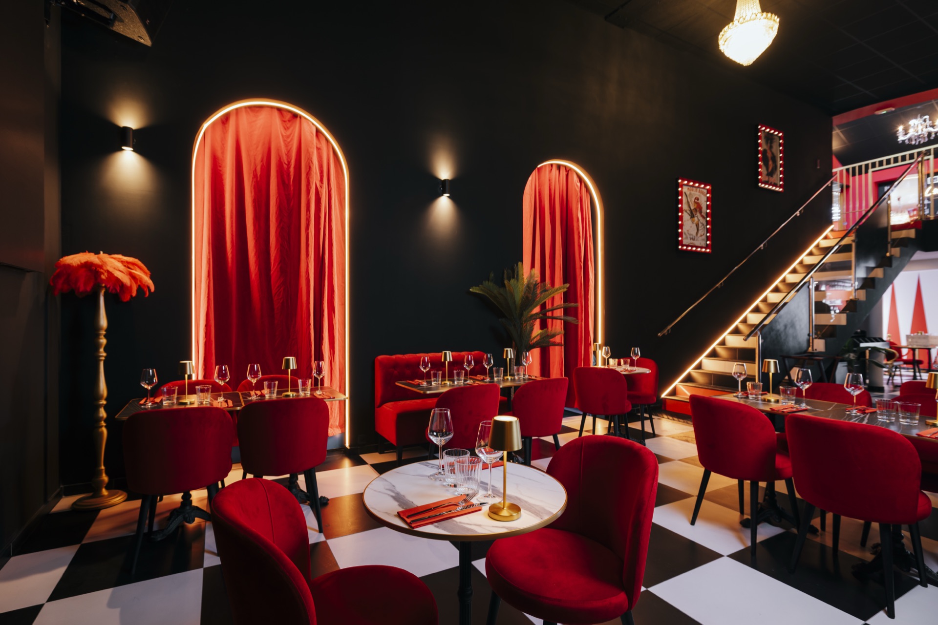 Ambiance velours rouge cabaret CIRCUS Royan