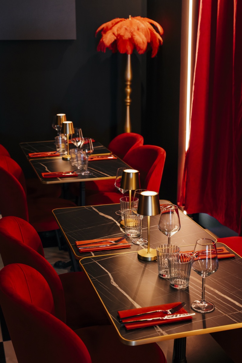 Banquettes rouges et lampes dorées