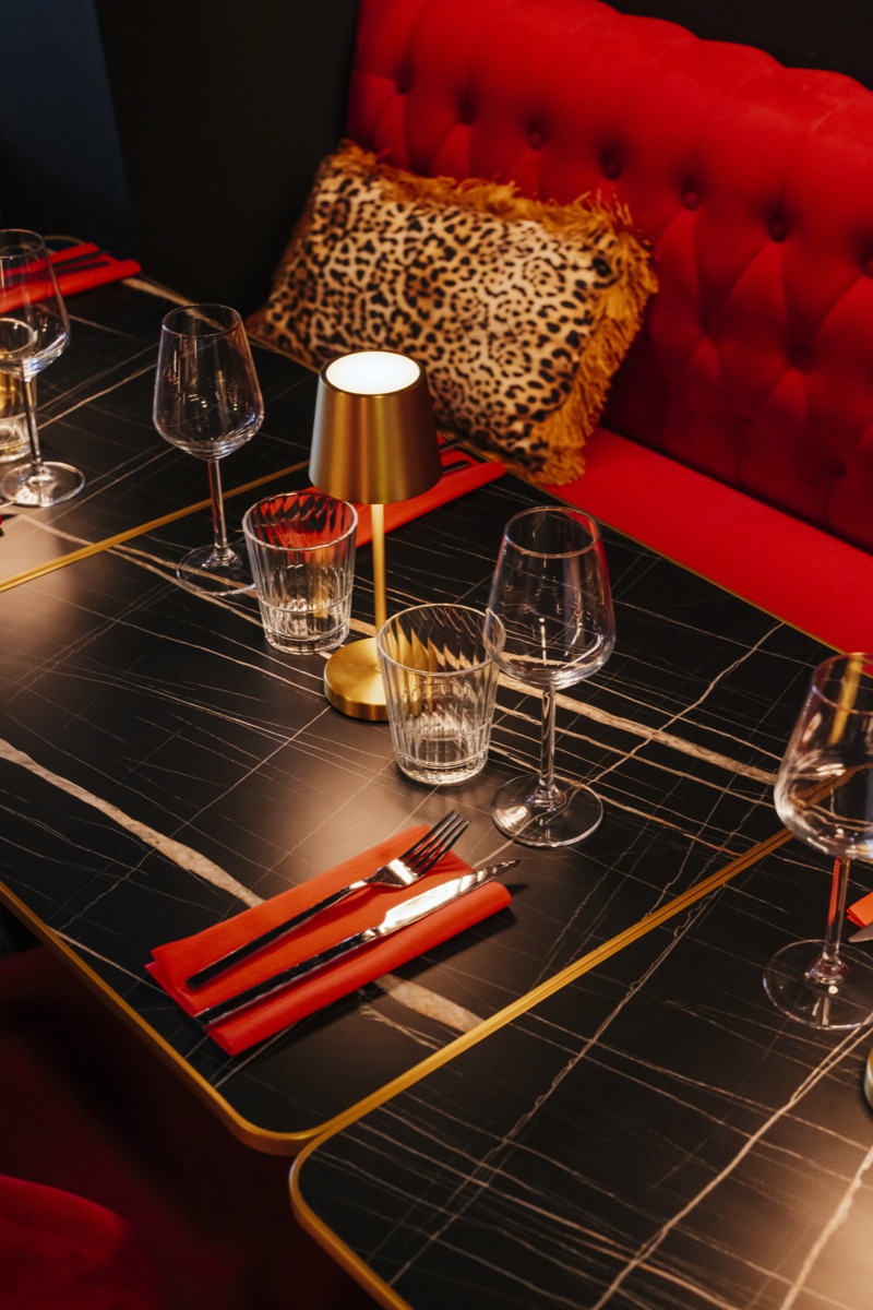 Table dressée avec verres et couverts rouges