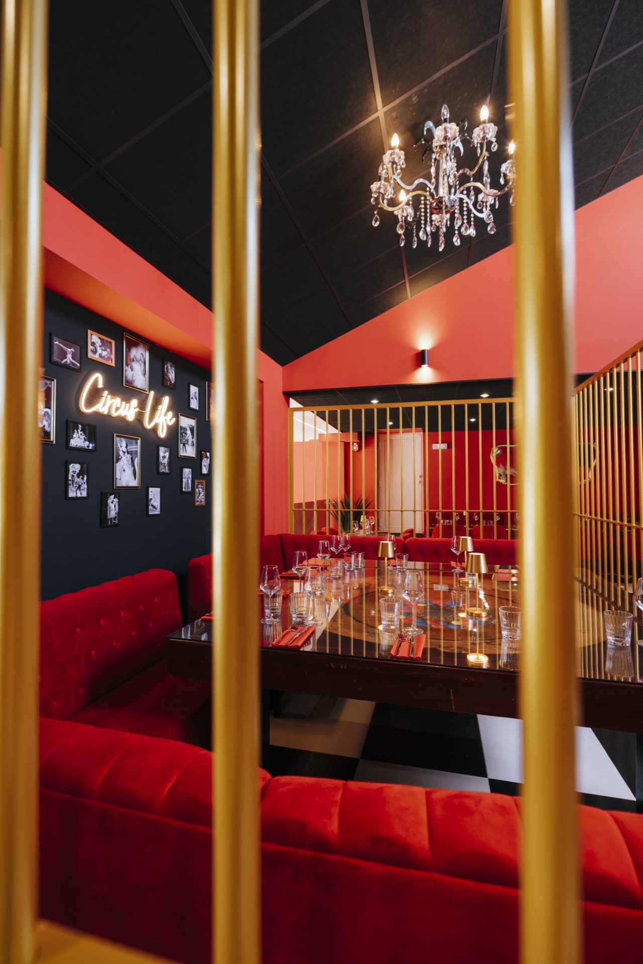 Espace VIP Circus Up avec néon, lustre et banquettes rouges