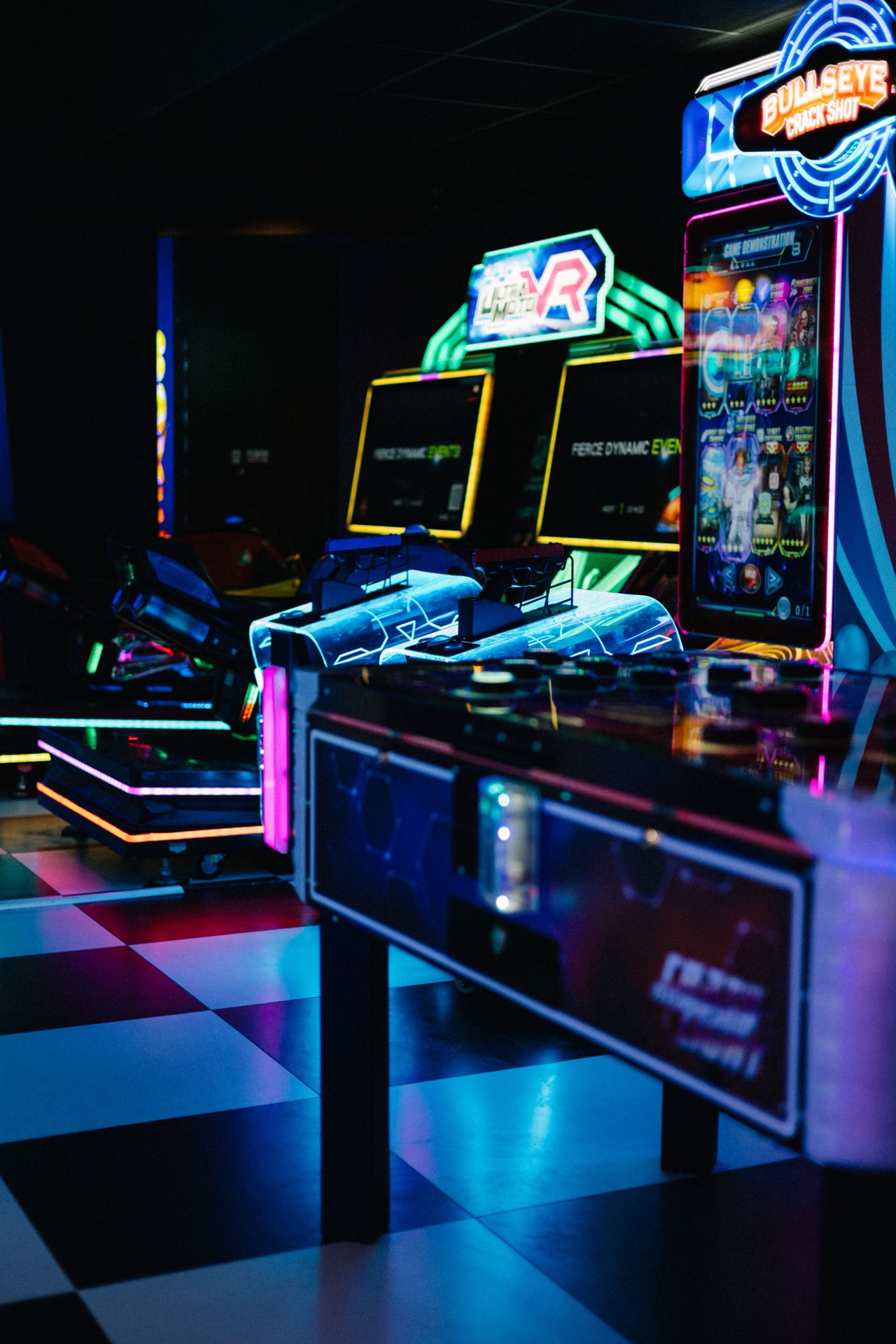 Salle de jeux avec bornes VR et sol en damier