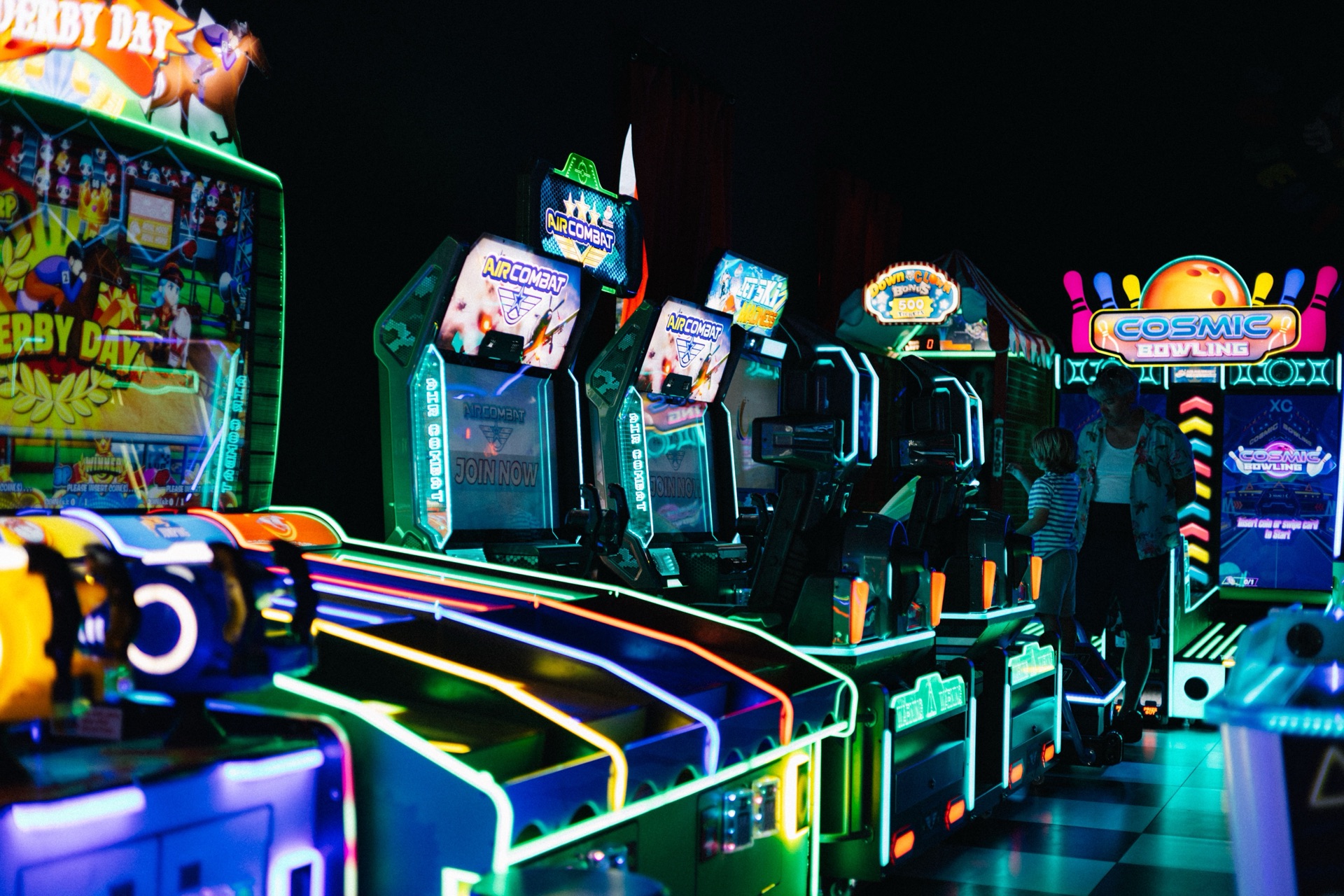 Vue d'ensemble de la salle de jeux avec bornes lumineuses